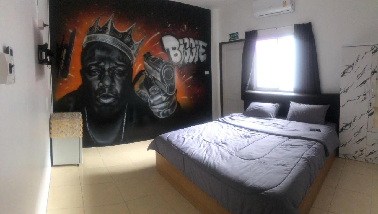 Bonkers Guesthouse Паттайя Экстерьер фото