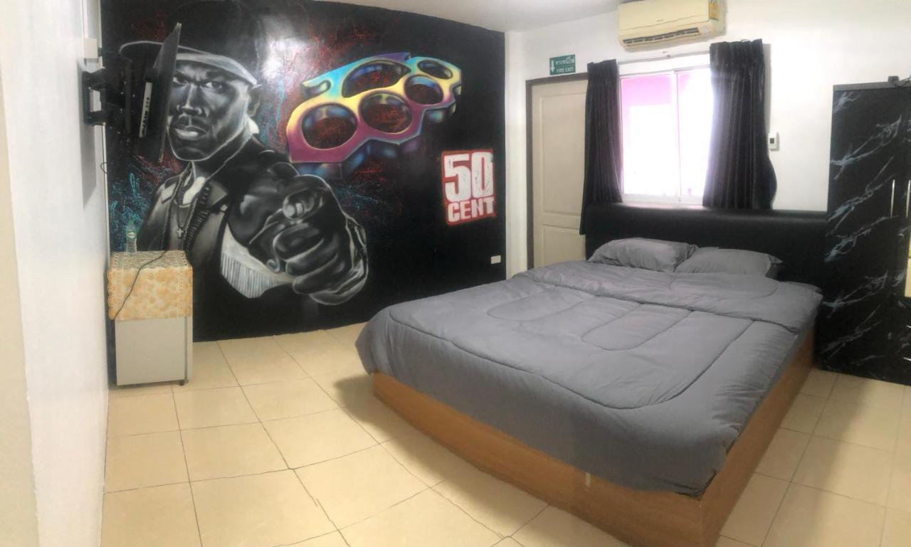 Bonkers Guesthouse Паттайя Экстерьер фото