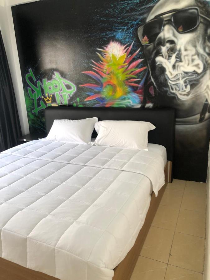 Bonkers Guesthouse Паттайя Экстерьер фото
